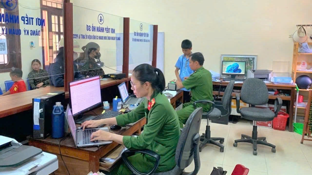 Cán bộ, chiến sĩ Công an xã Minh Hoá tiếp nhận giải quyết thủ tục hành chính tại bộ phận một cửa.