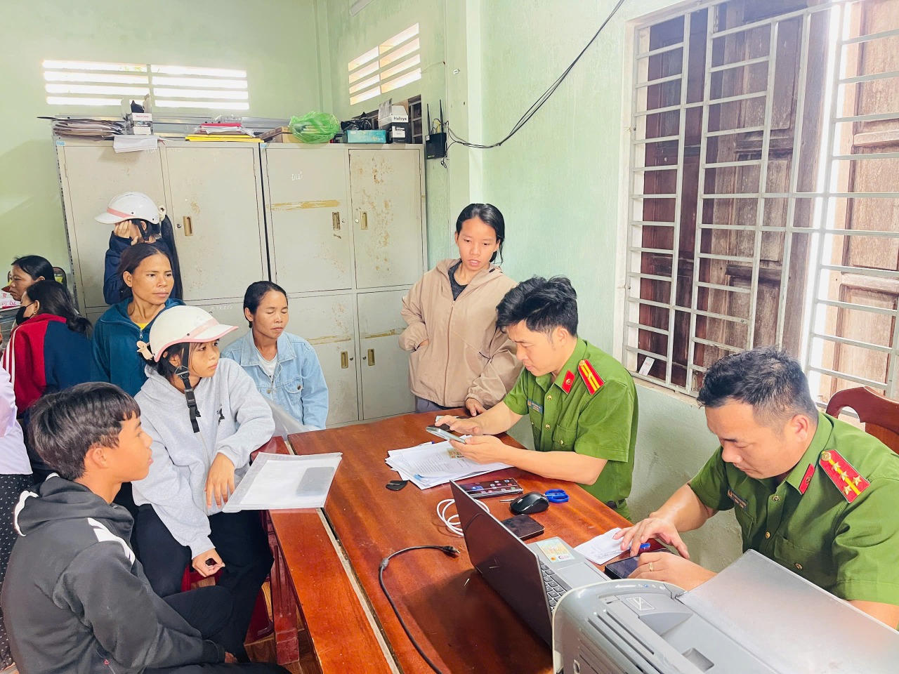 Công an xã La Lay hỗ trợ Nhân dân kích hoạt định danh điện tử mức độ 2 và tích hợp các loại giấy tờ liên quan.