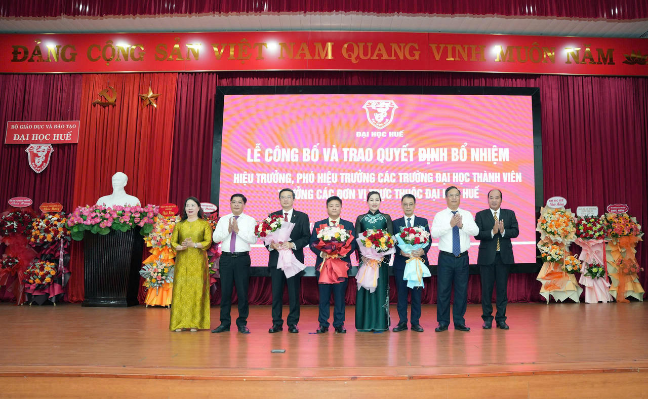 Lãnh đạo TP Huế tặng hoa chúc mừng Giám đốc cùng 3 PGĐ Đại học Huế