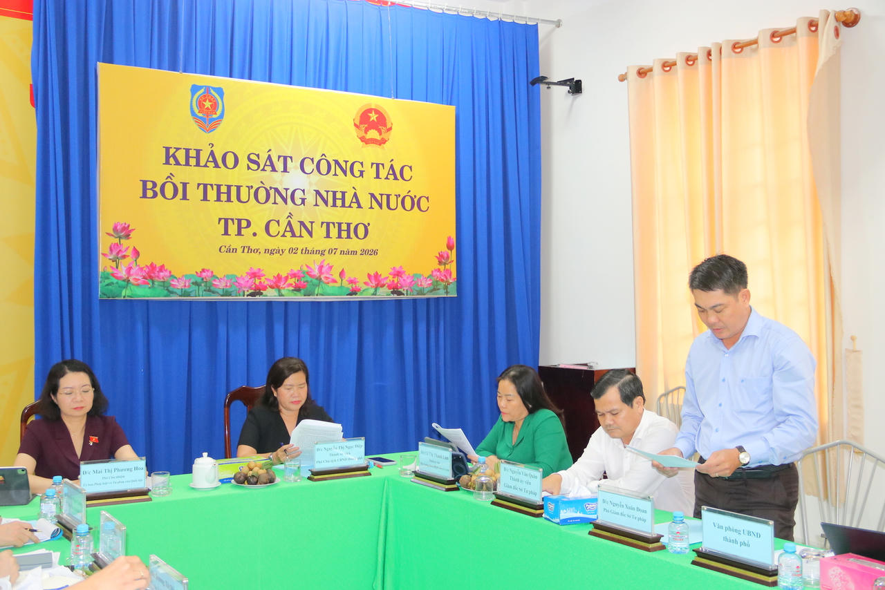 Ông Nguyễn Xuân Đoan - Phó Giám đốc Sở Tư pháp TP Cần Thơ báo cáo với Đoàn Công tác