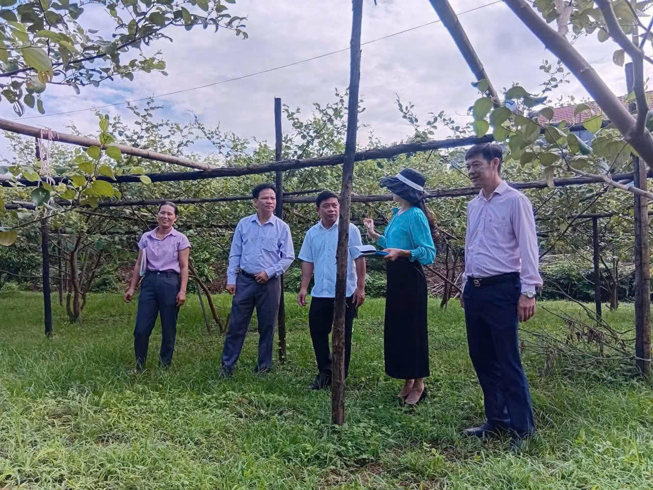 Cán bộ tín dụng NHCSXH tỉnh Bắc Ninh gắn bó và tận tình giúp dân sử dụng vốn chính sách phát triển sản xuất kinh doanh.