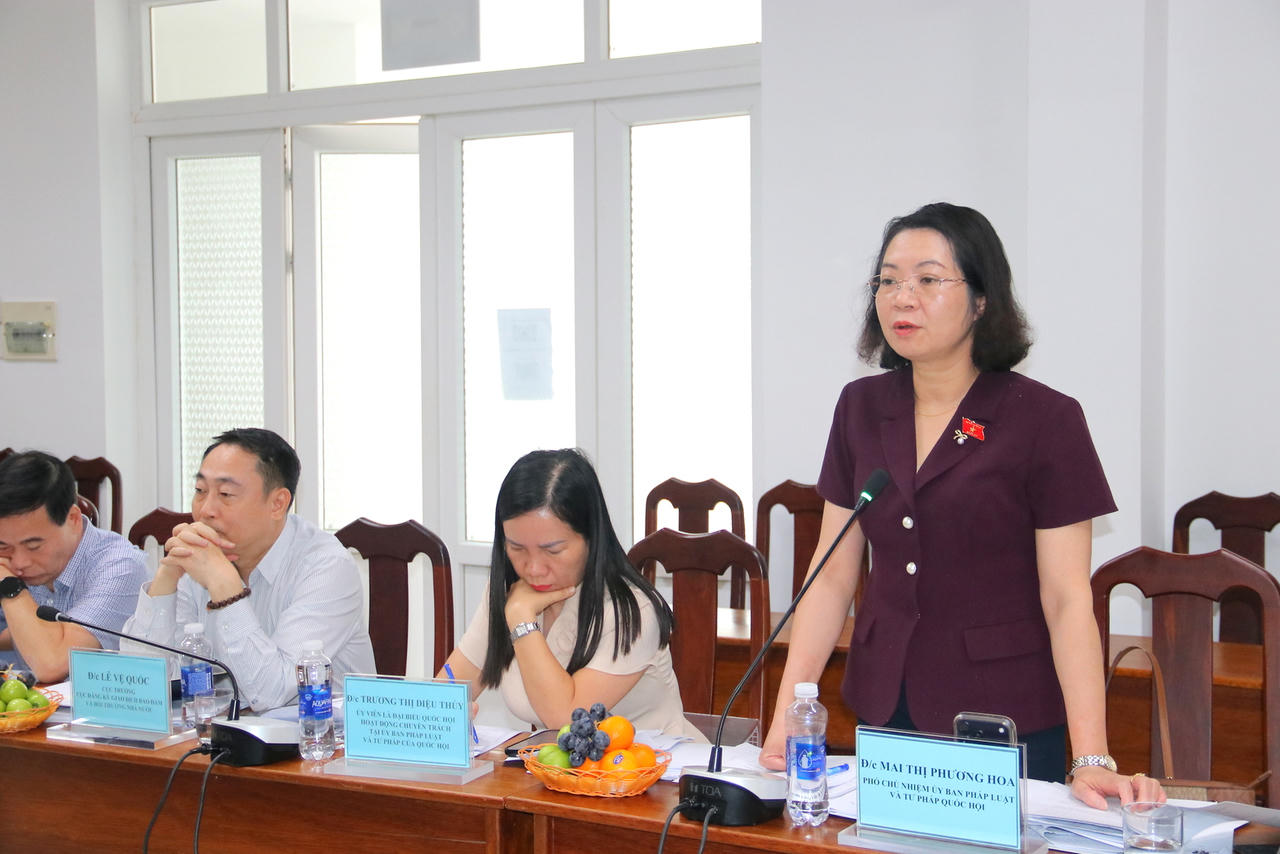 Bà Mai Thị Phương Hoa - Phó Chủ nhiệm Ủy ban Pháp luật và Tư pháp của Quốc hội trao đổi nhiều vấn đề quan trọng về công tác bồi thường Nhà nước