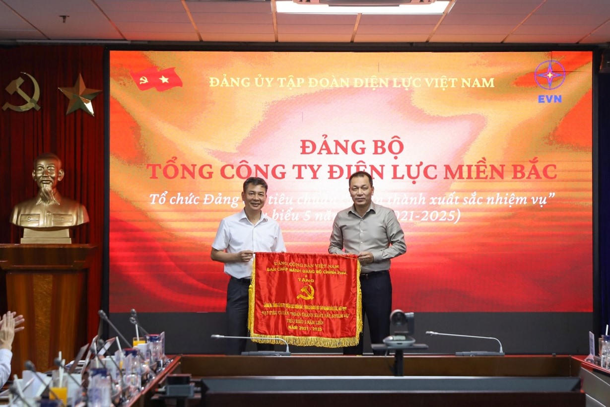 Đảng bộ Tổng công ty Điện lực miền Bắc vinh dự được Ban Chấp hành Đảng bộ Chính phủ trao tặng Cờ thi đua vì đạt danh hiệu "Đảng bộ hoàn thành xuất sắc nhiệm vụ tiêu biểu" 5 năm liền (2021-2025).