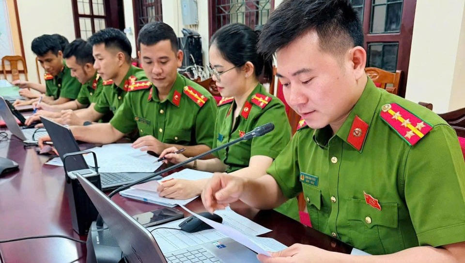 Cán bộ, chiến sĩ thực hiện mô hình tương tác trực tuyến.