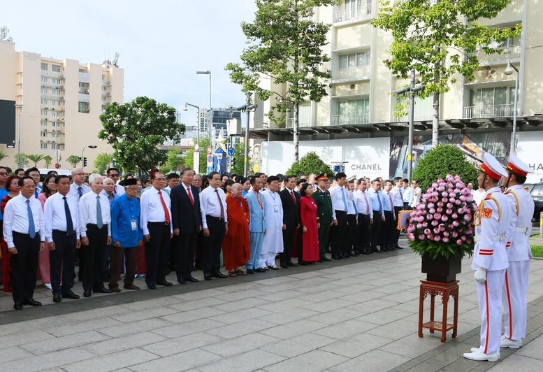 Tổng Bí thư, Chủ tịch nước Tô Lâm và lãnh đạo Đảng, Nhà nước dâng hoa tưởng nhớ Chủ tịch Hồ Chí Minh- Ảnh 1.