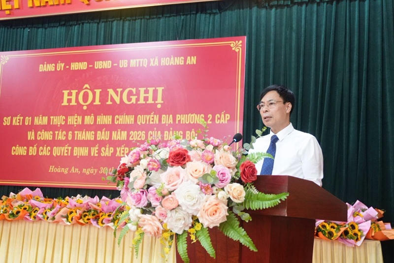 Đồng chí Nguyễn Ngọc Phi- Bí thư Đảng ủy, Chủ tịch HĐND xã phát biểu tại hội nghị (Ảnh: Trang TT xã Hoàng An).