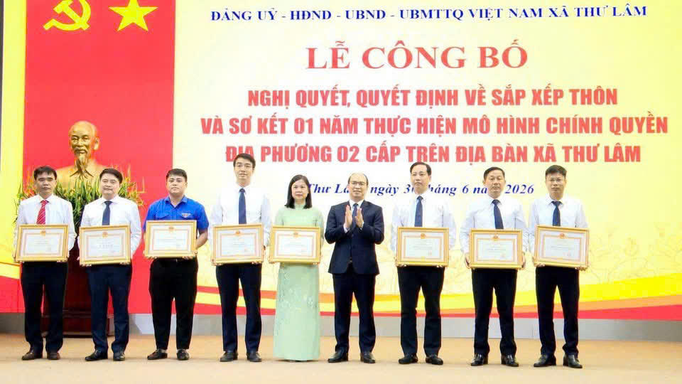 Lãnh đạo xã Thư Lâm tổ chức Lễ công bố các nghị quyết, quyết định về sắp xếp thôn và sơ kết một năm thực hiện mô hình chính quyền địa phương 2 cấp. 