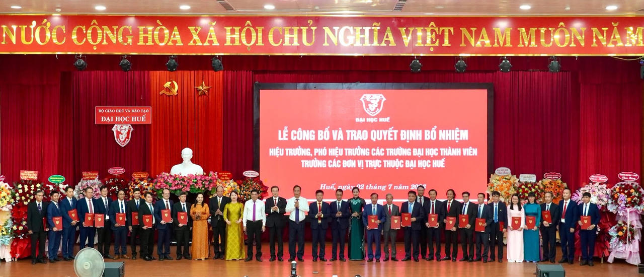 Lãnh đạo TP Huế cùng Lãnh đạo Đại học Huế chụp ảnh lưu niệm với 26 Hiệu trưởng, Phó Hiệu trưởng các trường Đại học thành viên vừa mới được bổ nhiệm