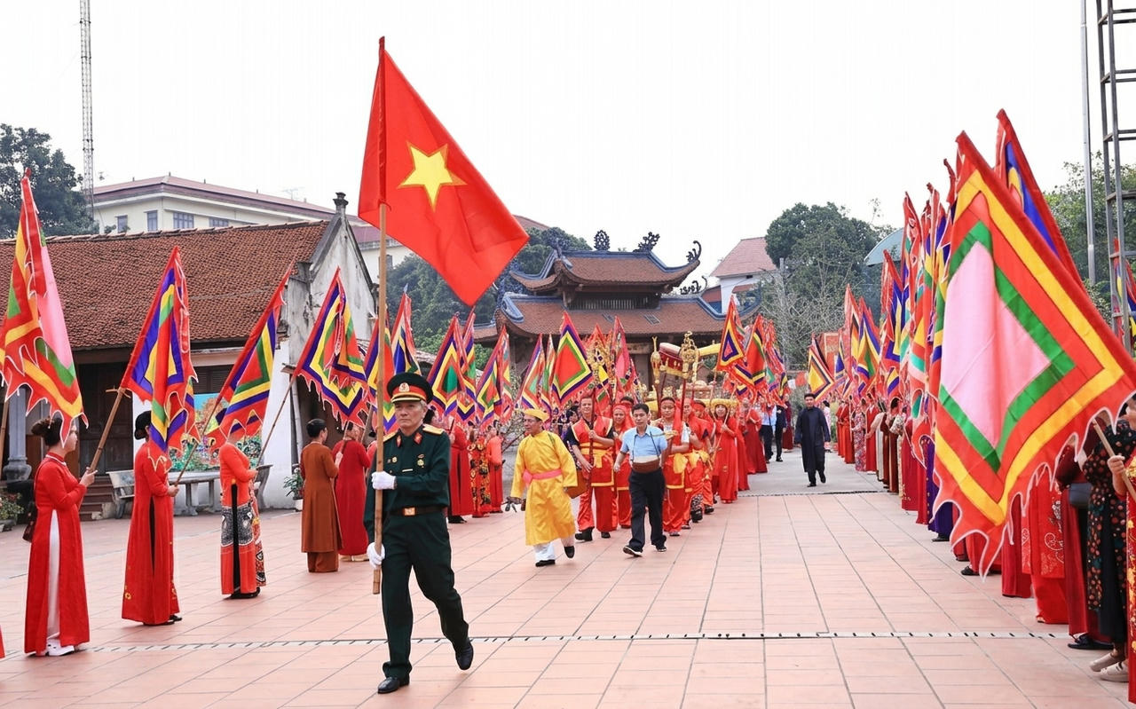 Xã Phù Ninh tổ chức lễ cầu nghinh sính Đức Quốc tổ Lạc Long Quân và Thánh Mẫu Âu Cơ.( Ảnh: Huy Thắng)