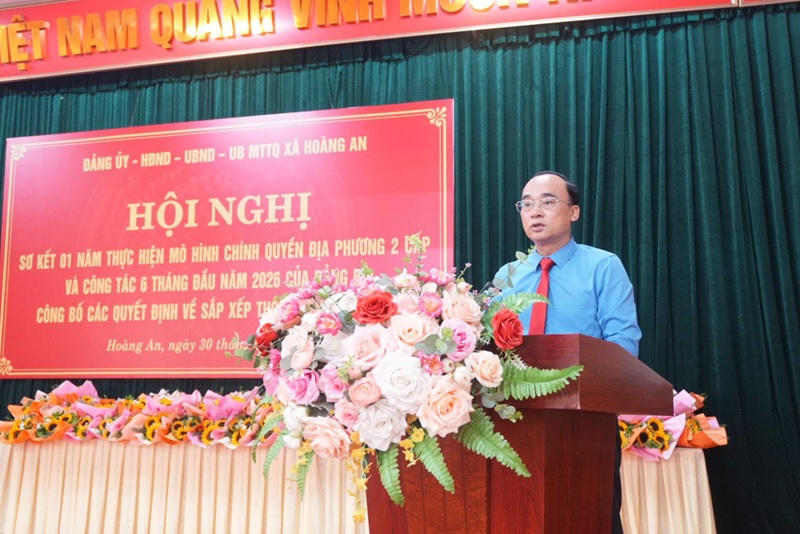 Đồng chí Ngô Văn Thìn- Phó Bí thư Đảng ủy- Chủ tịch UBND xã báo cáo sơ kết 01 năm vận hành bộ máy của hệ thống chính trị và chính quyền địa phương hai cấp (Ảnh: Trang TT xã Hoàng An).