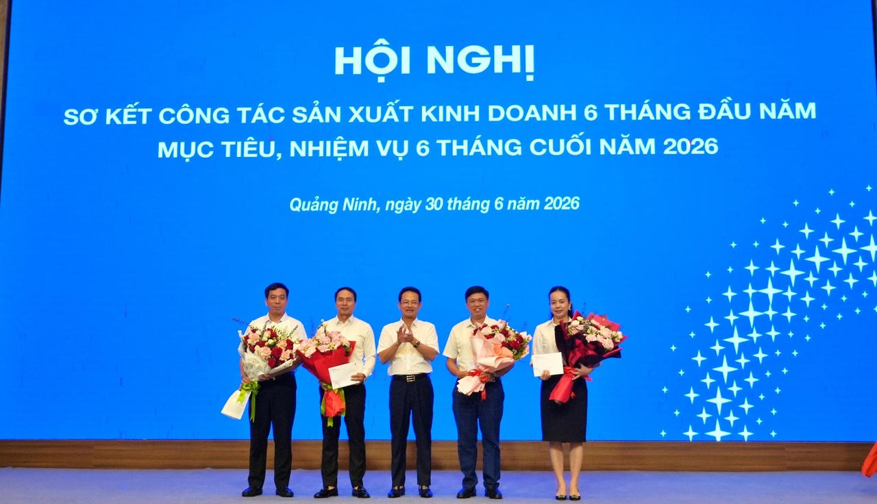 Lãnh đạo EVNNPC trao khen thưởng cho các tập thể Ban chuyên môn Tổng công ty có thành tích xuất sắc trong thực hiện các chỉ tiêu kế hoạch quý II/2026.