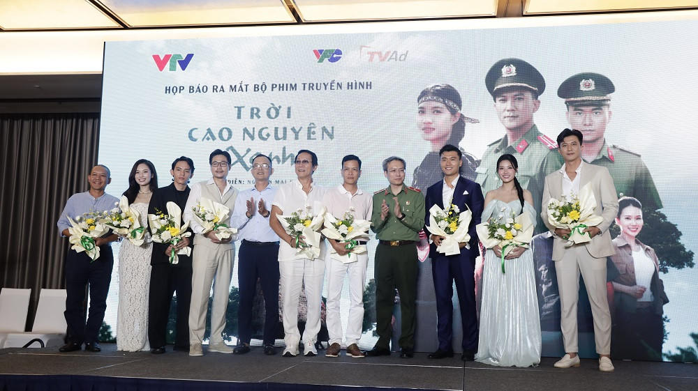 Đoàn làm phim và các diễn viên tham gia "Trời cao nguyên xanh" (ảnh VFC).