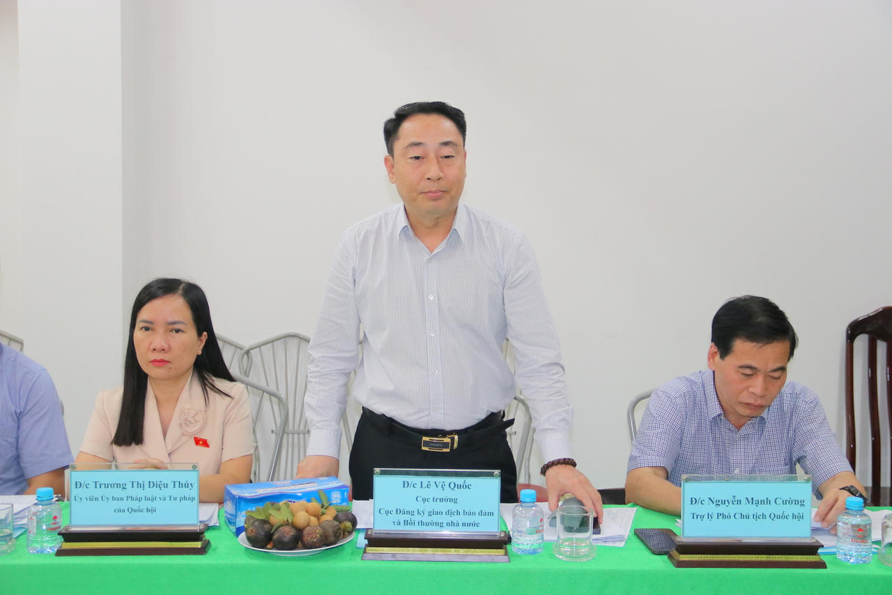 Ông Lê Vệ Quốc - Cục trưởng Cục Đăng ký giao dịch bảo đảm và Bồi thường nhà nước (Bộ Tư pháp) trao đổi với các Sở, ban, ngành TP Cần Thơ