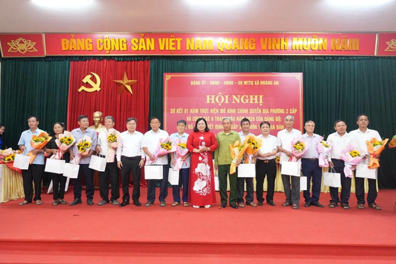 Lãnh đạo xã tặng quà, hoa&nbsp;cho Bí thư, Trưởng thôn, Trưởng ban CTMT của 28 thôn cũ nghỉ việc (Ảnh: Trang TT xã Hoàng An).