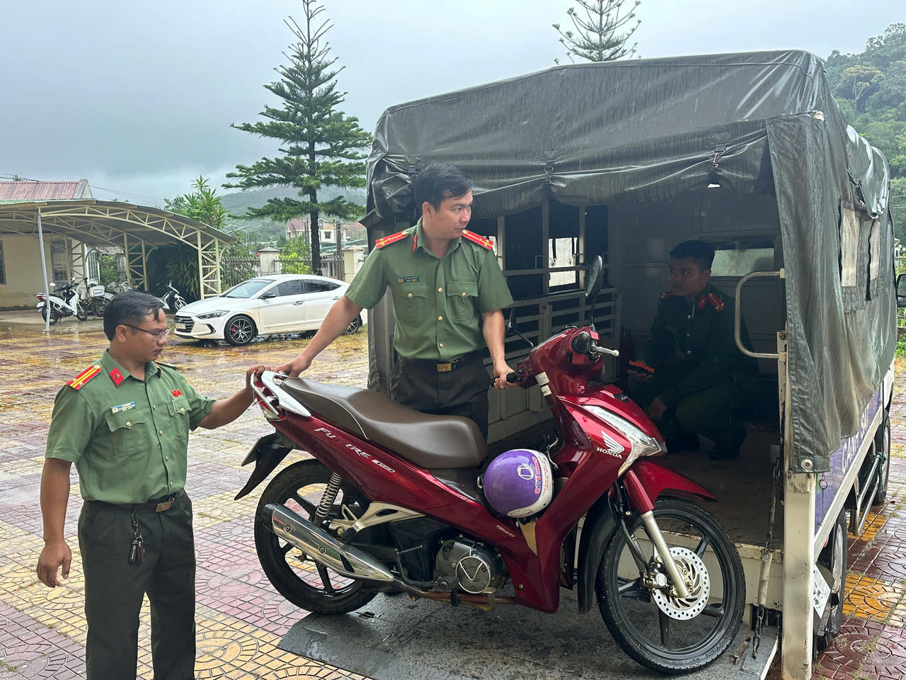 Công an xã Tu Mơ Rông hỗ trợ đưa người, phương tiện và tài sản của ông Toán về Lâm Đồng.