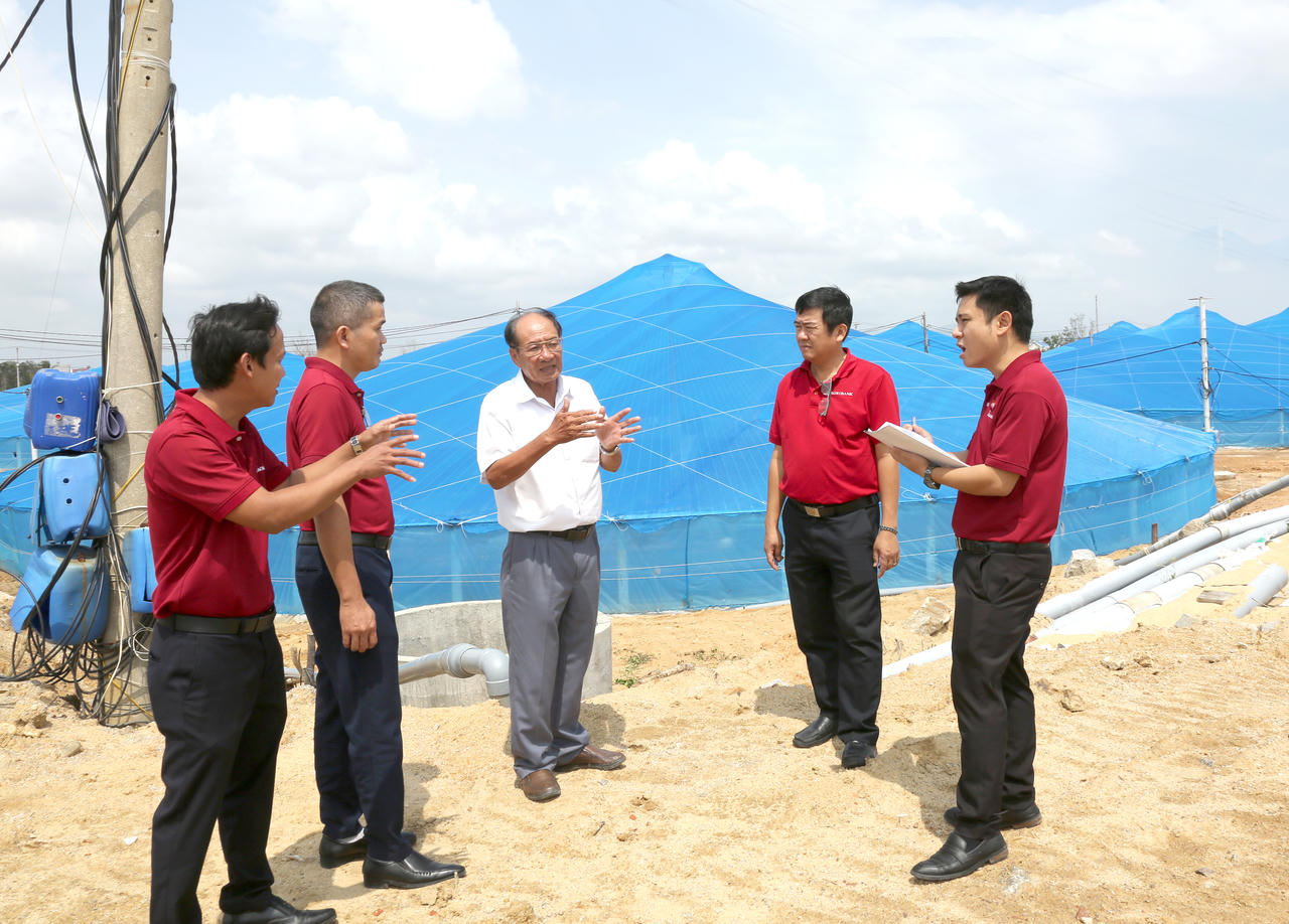 Nguồn vốn Agribank đã hỗ trợ khách hàng Nguyễn Ngọc Châu (áo trắng), Giám đốc Công ty TNHH Ngọc Châu (xã Đề Gi, Gia Lai) vượt qua khó khăn, khôi phục sản xuất sau bão lũ.