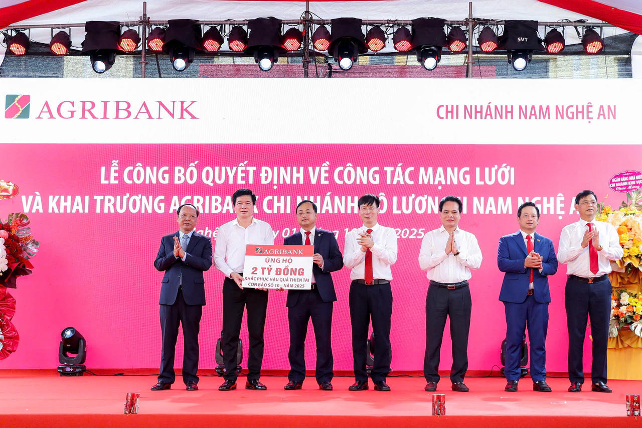 Đại diện Agribank, Chủ tịch HĐTV Tô Huy Vũ trao tổng cộng 5 tỷ đồng từ Quỹ phúc lợi để hỗ trợ khắc phục hậu quả thiên tai trong chương trình làm việc tại các chi nhánh trên địa bàn tỉnh Nghệ An.
