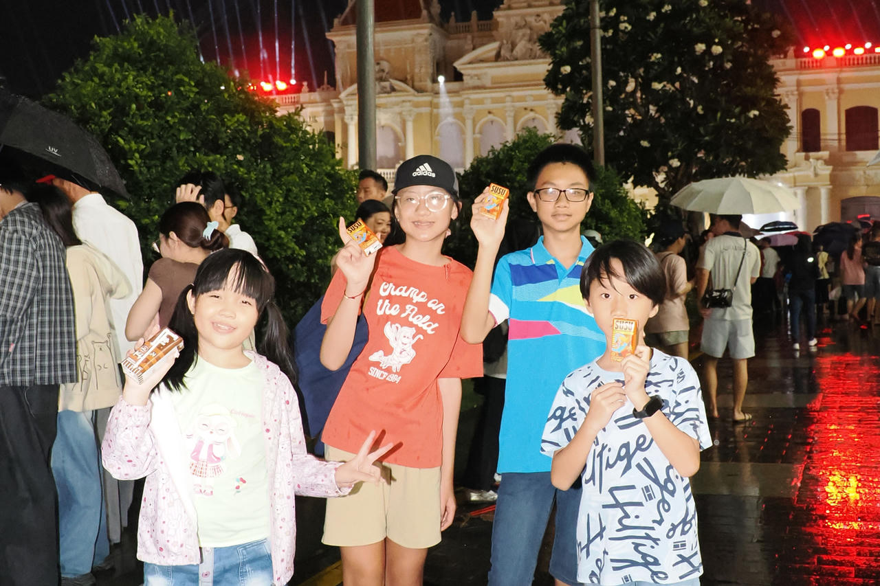 Những công dân nhí còn được Vinamilk chiêu đãi các sản phẩm đa dạng từ nhãn hàng Susu như sữa chua uống, sữa trái cây và cacao lúa mạch, cung cấp các dưỡng chất bổ sung như canxi, vitamin D3, K2, A, B6, B12, cùng lợi khuẩn Lactobacillus bulgaricus giúp hỗ trợ phát triển chiều cao và hệ tiêu hóa của trẻ. 