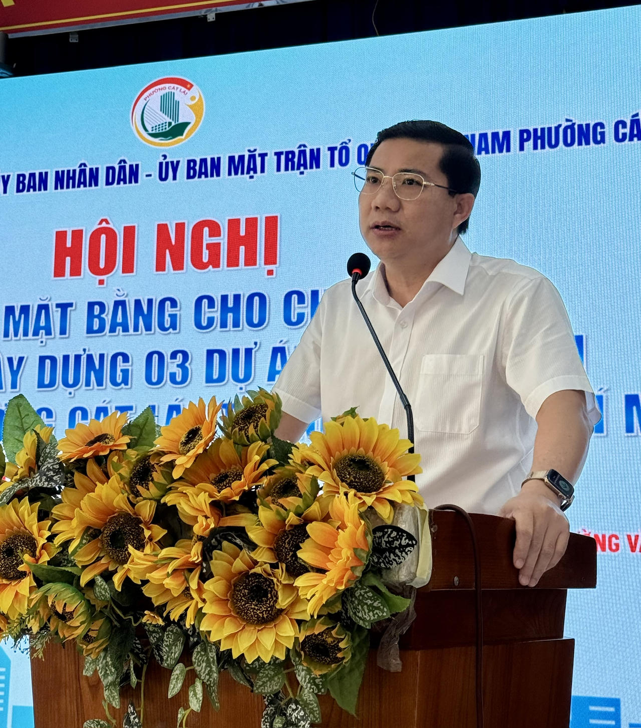 Ông Võ Tấn Quan - Chủ tịch UBND phường Cát Lái cảm ơn cán bộ, các đoàn thể và người dân có đất bị thu hồi trong việc giải phóng mặt bằng 03 dự án (Ảnh: Bùi Yên)