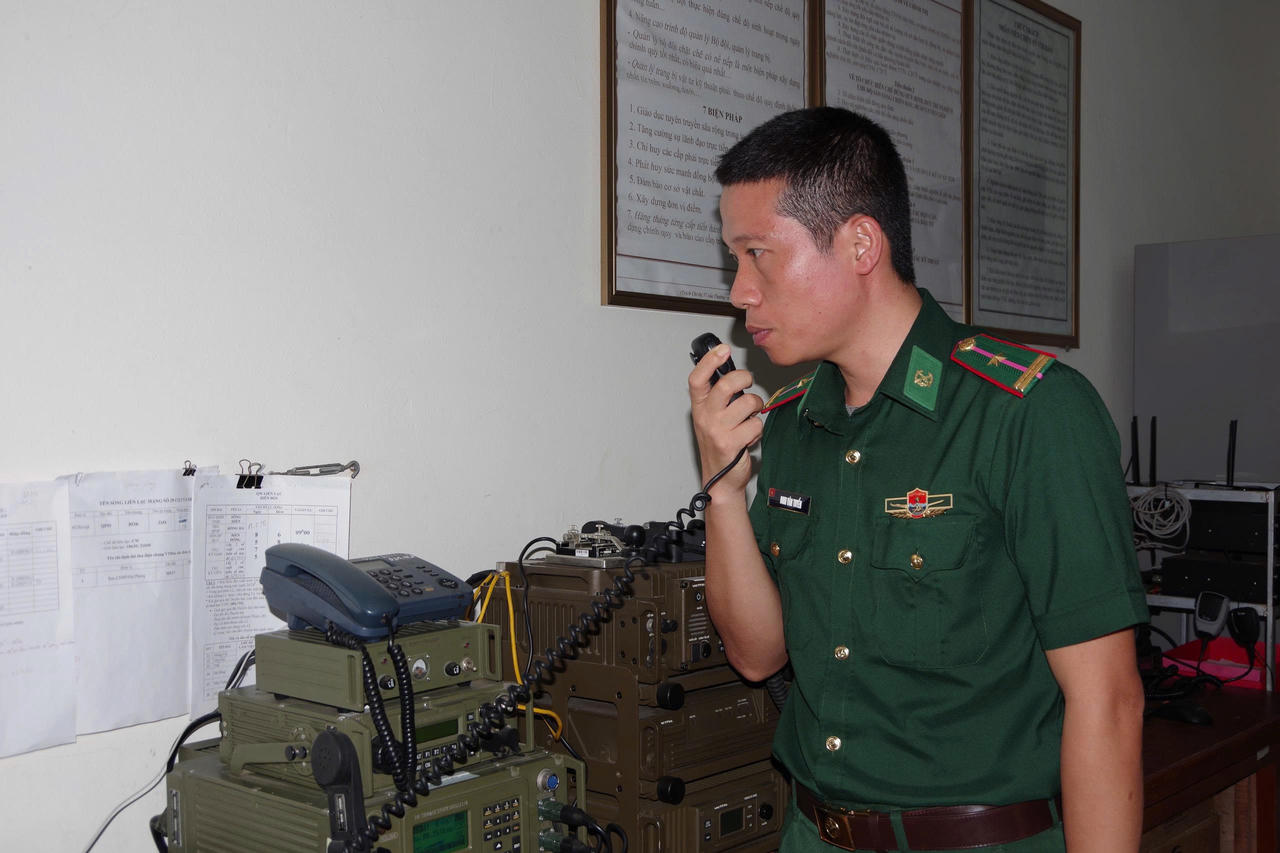 Bộ đội Biên phòng thành phố Hải Phòng thông báo cho các phương tiện biết hướng di chuyển của bão thông qua hệ thống đài canh.