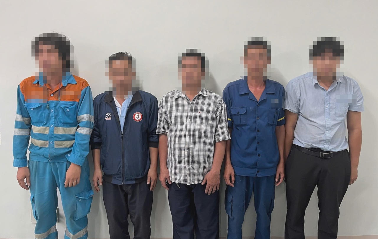 Đồn Công an KCN Nhơn Trạch bàn giao các đối tượng cá độ bóng đá để tiếp tục điều tra.