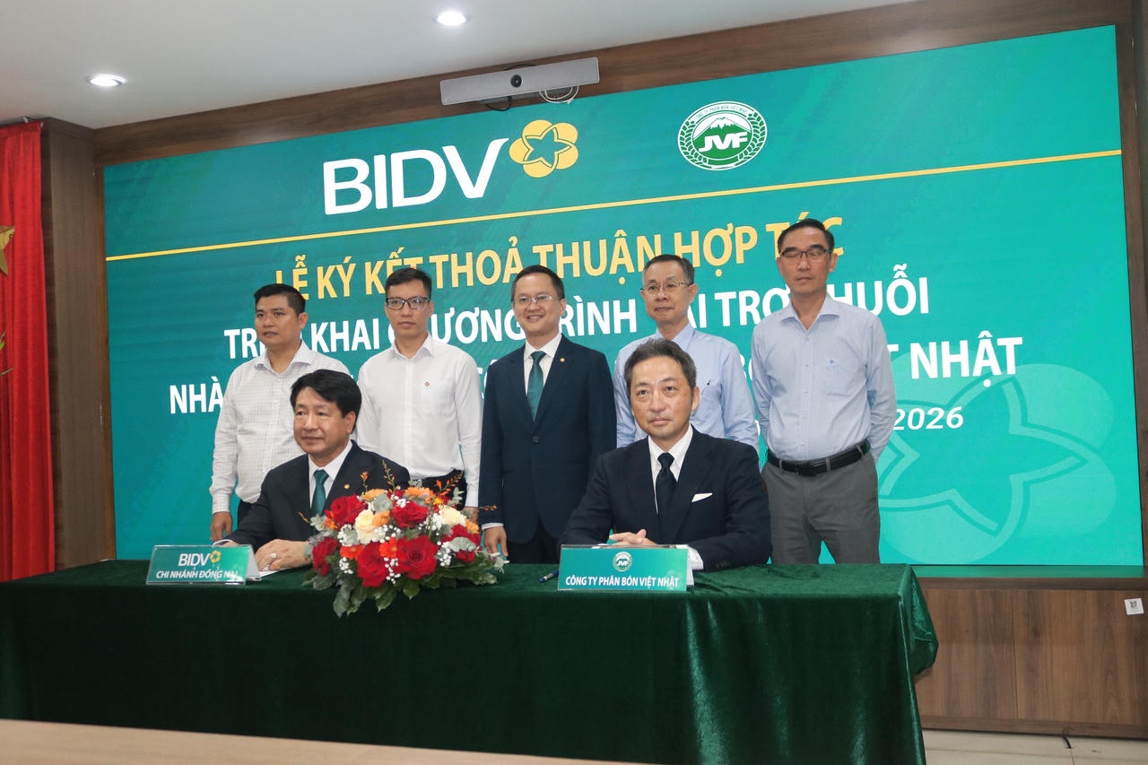 Ông Nguyễn Đức Toàn, Giám đốc BIDV Chi nhánh Đồng Nai và ông Jiro Nishiyama, Tổng Giám đốc Công ty Phân bón Việt Nhật ký kết hợp tác.
