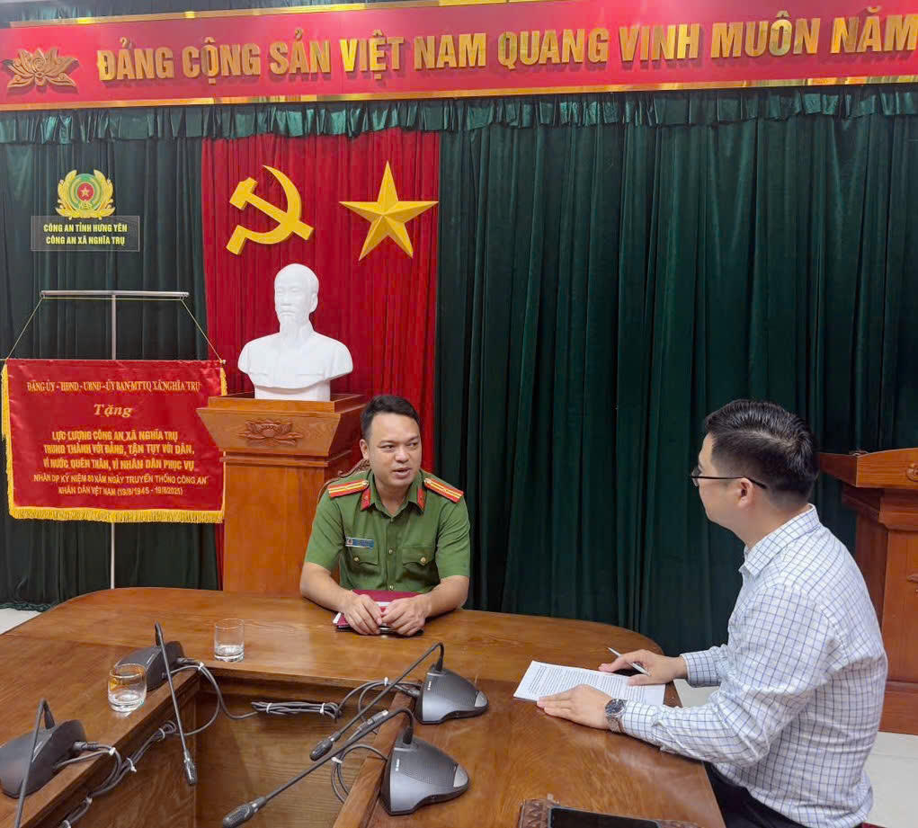 Thiếu tá Phạm Thành Huy - Trưởng Công an xã Nghĩa Trụ, tỉnh Hưng Yên chia sẻ thông tin với PV Báo Pháp luật Việt Nam.