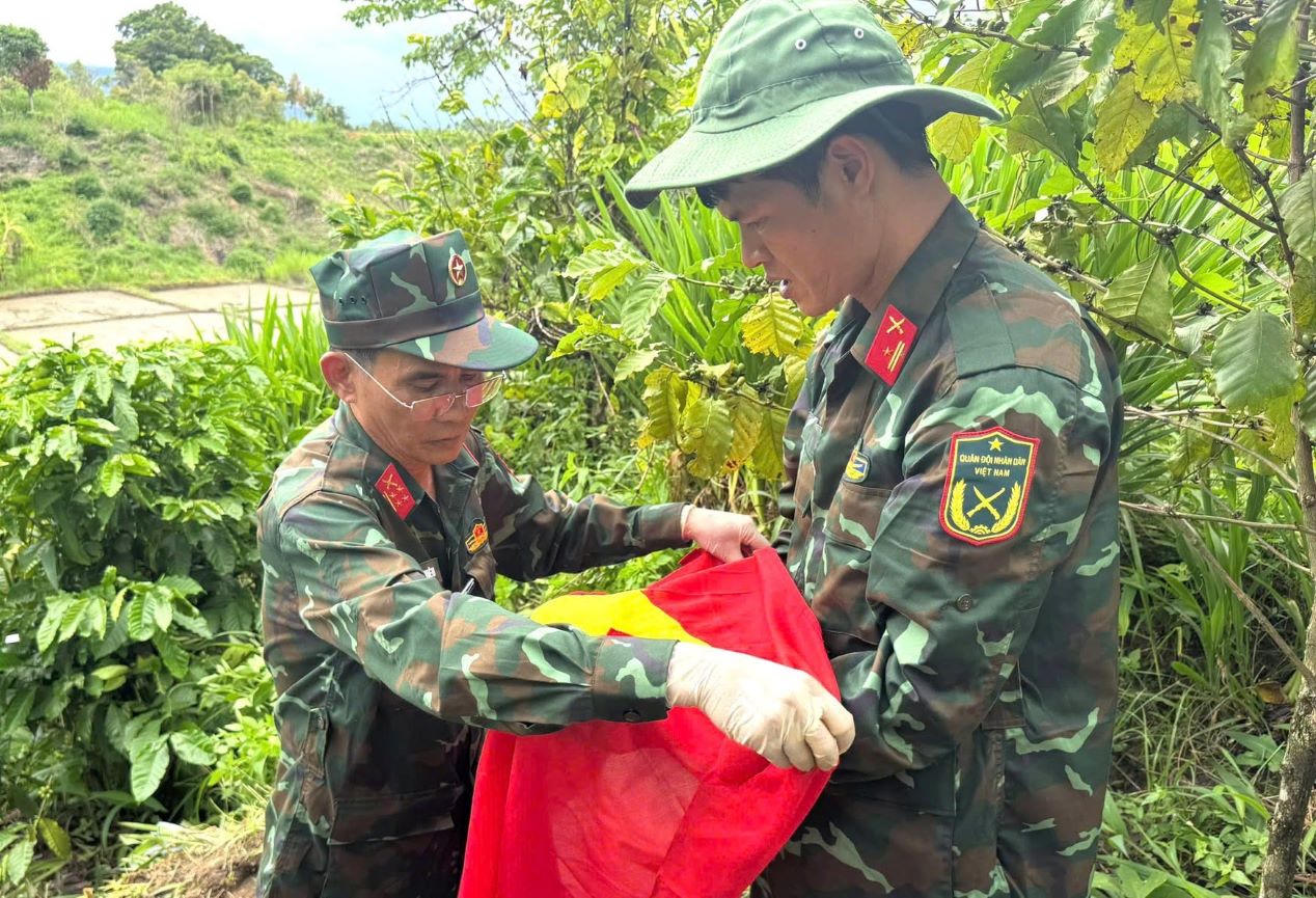 Phát hiện mẫu răng, xương cùng nhiều di vật của liệt sĩ dưới chân núi Chư Yang Sin