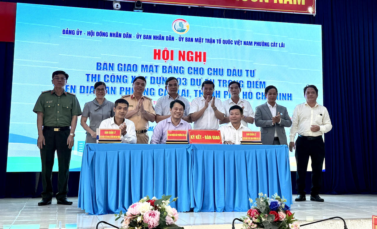 Phường Cát Lái (TP HCM) bàn giao mặt bằng “sạch” của 03 dự án trọng điểm 