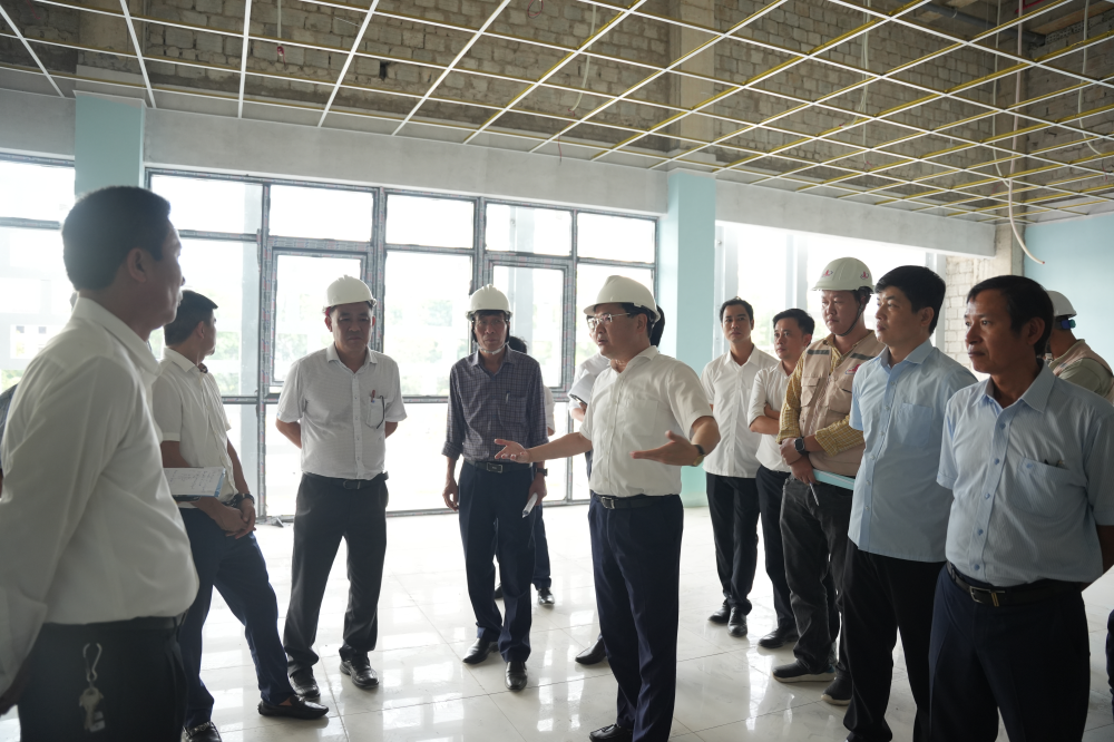 Ông Hoàng Hải Minh, Phó Chủ tịch Thường trực UBND TP Huế kiểm tra thực tế và chỉ đạo tại công trình Quảng trường Văn hóa Thể thao TP Huế&nbsp;