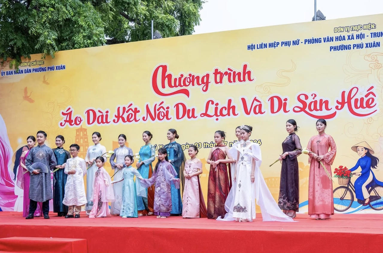 Những tà áo dài rực rỡ tô điểm không gian di tích Quốc Tử Giám trong ngày khai mạc chương trình.