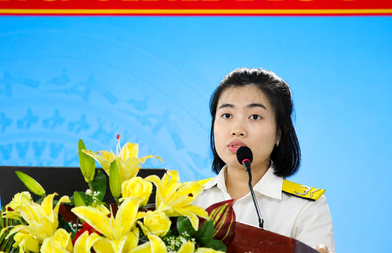 Bà Nguyễn Anh Thư - Chuyên viên Phòng Nghiệp vụ, Dự toán, Pháp chế, cơ quan Thuế tỉnh Cà Mau, giới thiệu các quy định mới về thuế, hóa đơn điện tử và quản lý thuế đối với doanh nghiệp nhỏ và vừa, hộ kinh doanh.