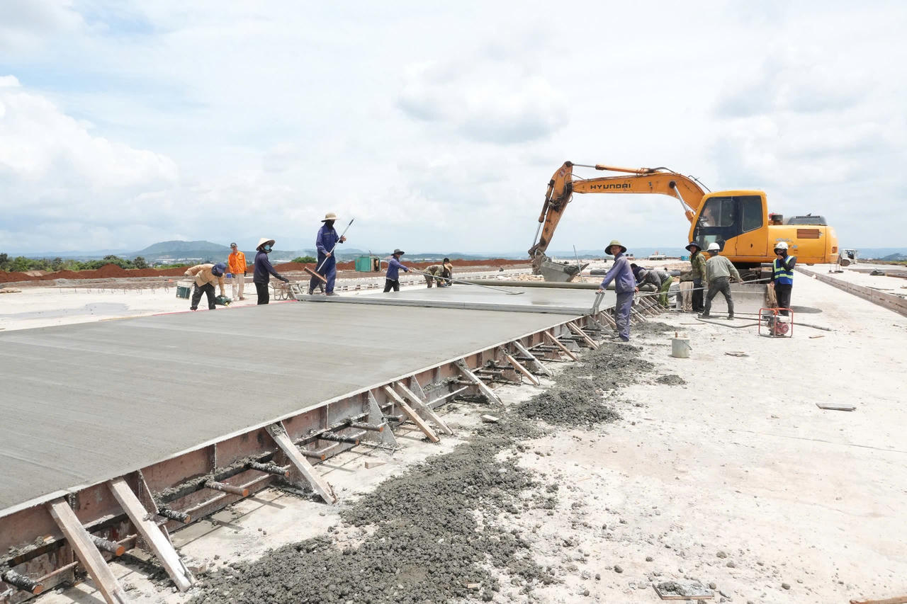 Dự án sửa chữa sân bay Liên Khương đang được gấp rút hoàn thành.