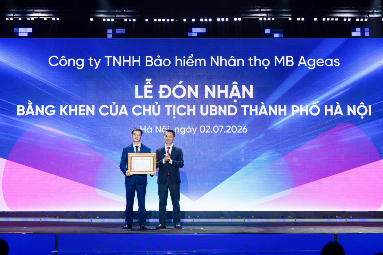 Ủy viên Thường vụ Hội đồng Thi đua khen thưởng Thành phố - Trưởng ban thi đua khen thưởng TP. Hà Nội Nguyễn Công Bằng tặng Bằng khen của Chủ tịch UBND TP. Hà Nội cho Ban lãnh đạo MB Life