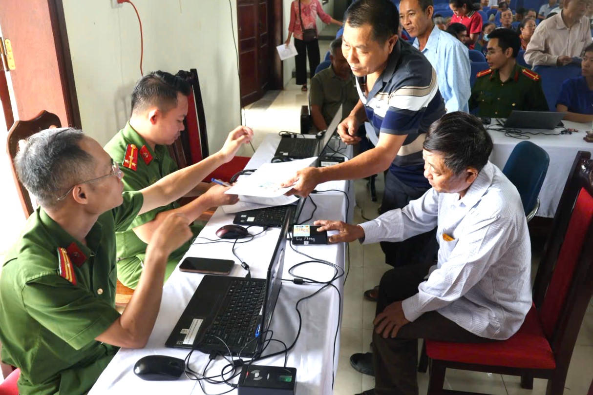 CBCS Công an xã Thanh Sơn tích cực hỗ trợ thân nhân liệt sĩ thu nhận mẫu ADN phục vụ công tác xác định danh tính hài cốt liệt sĩ ( Ảnh Công an tỉnh Ninh Bình)