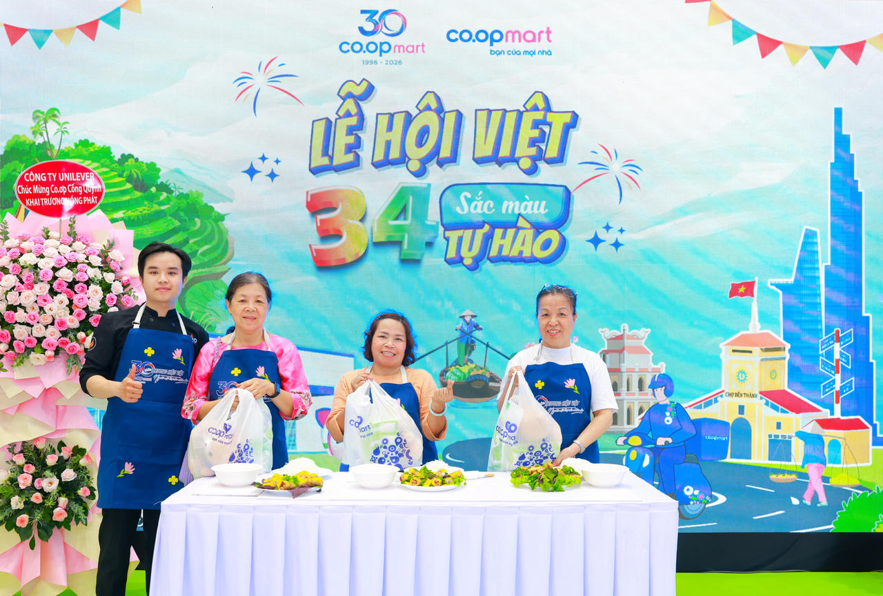 Khách hàng trải nghiệm chế biến các món ăn mang hương vị đặc trưng của vùng miền