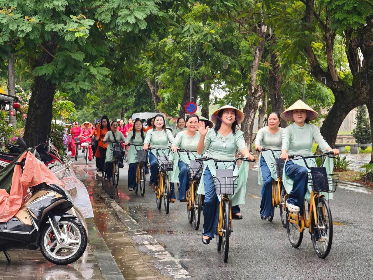 Các hội viên phụ nữ Huế rạng rỡ trong tà áo dài truyền thống khi tham gia đoàn diễu hành, lan tỏa thông điệp về giao thông xanh đến cộng đồng.