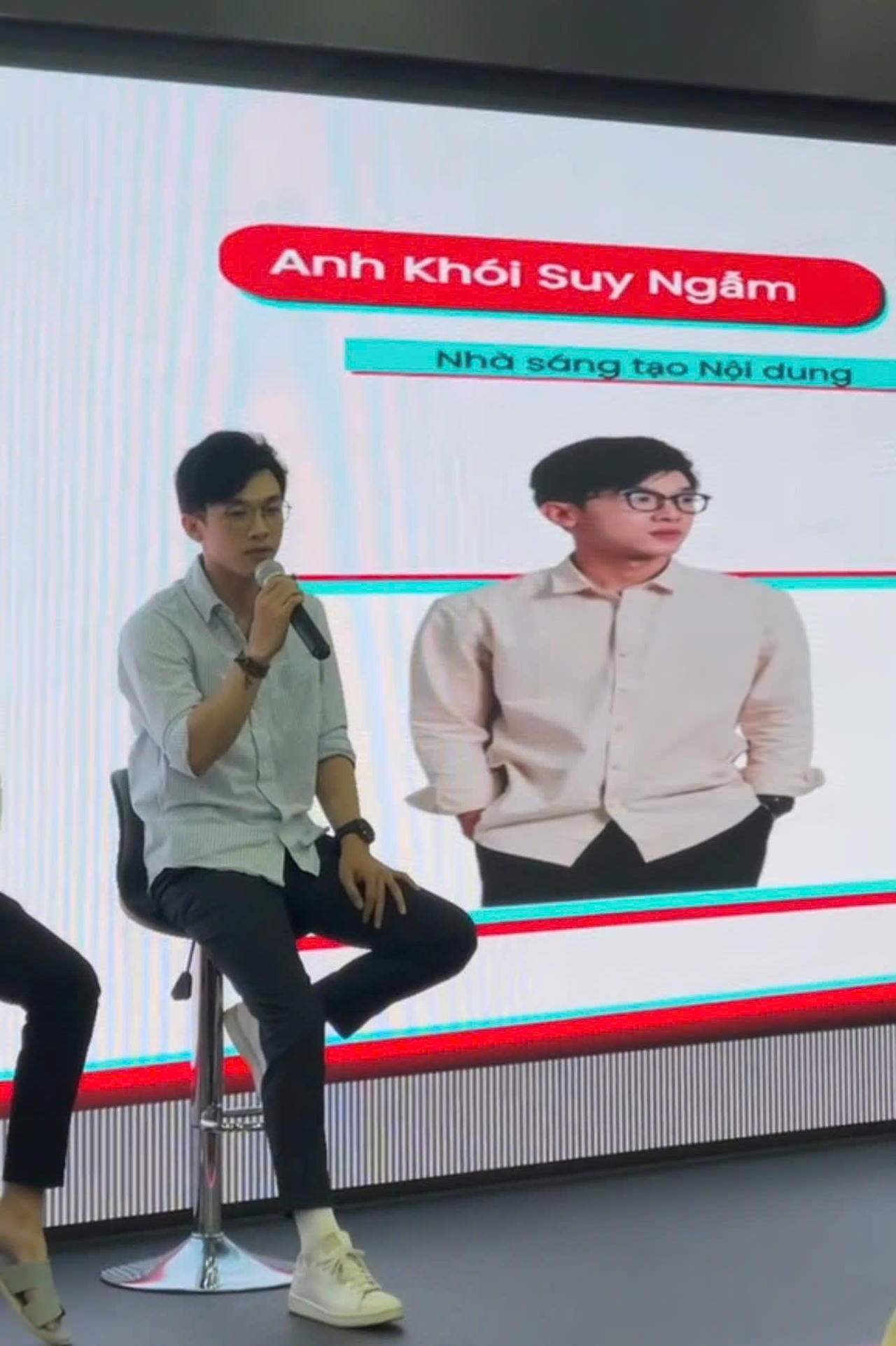 Nguyễn Văn Linh - Kiot Khói chia sẻ kinh nghiệm và quan điểm về khởi nghiệp với sinh viên trong một buổi giao lưu.