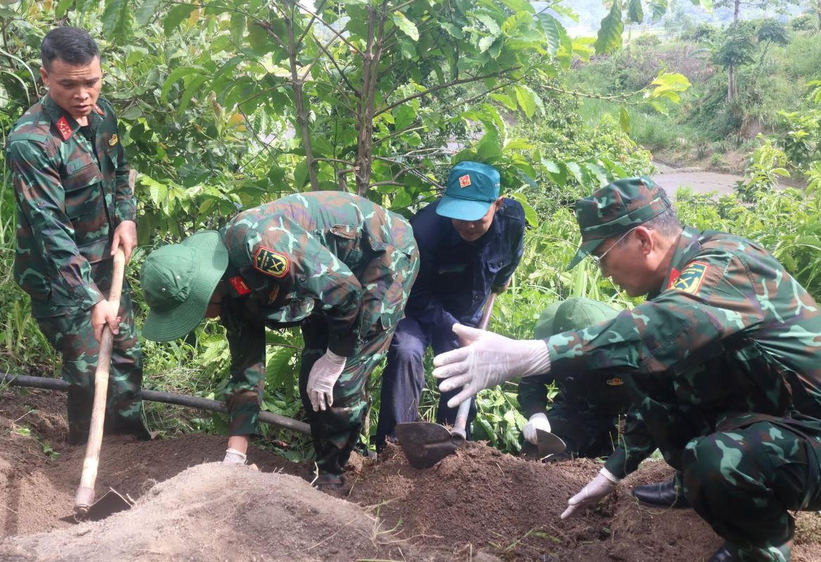 Lực lượng chức năng tỉnh Đắk Lắk cẩn trọng từng thao tác trong quá trình khai quật