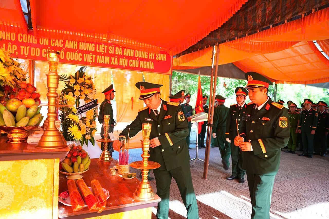 Các đại biểu dâng hương tri ân các anh hùng liệt sĩ. 