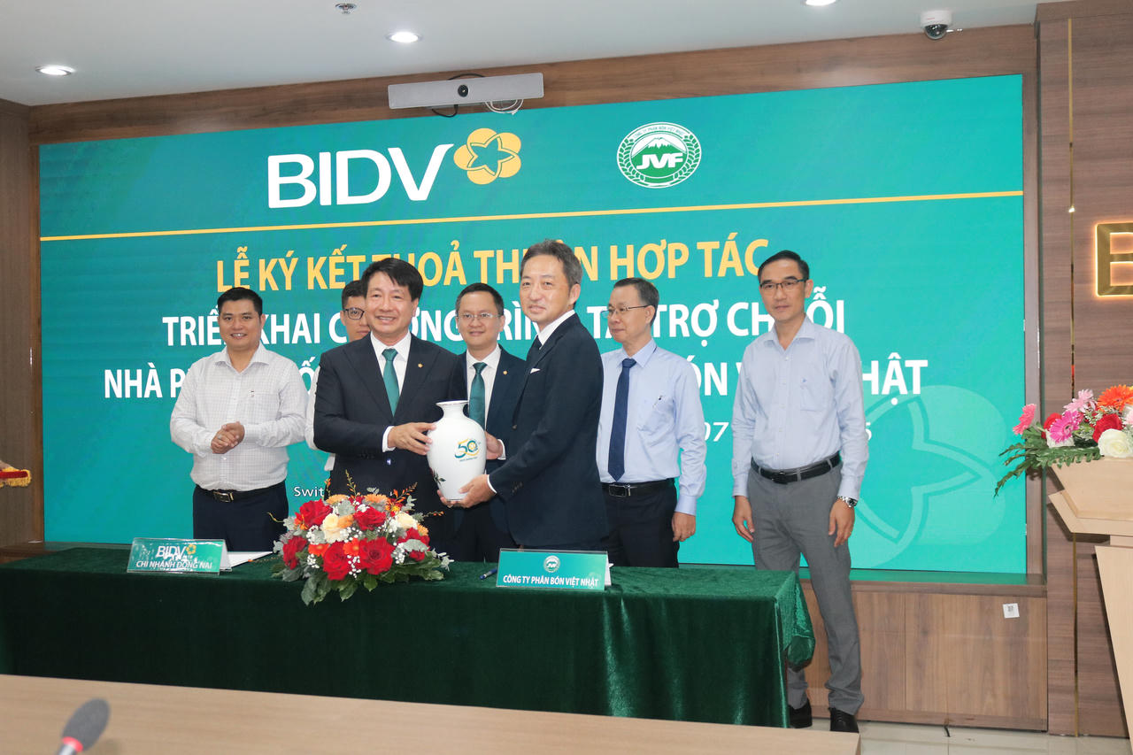 Ông Nguyễn Đức Toàn, Giám đốc BIDV Chi nhánh Đồng Nai tặng quà lưu niệm cho ông Jiro Nishiyama, Tổng Giám đốc Công ty Phân bón Việt Nhật.