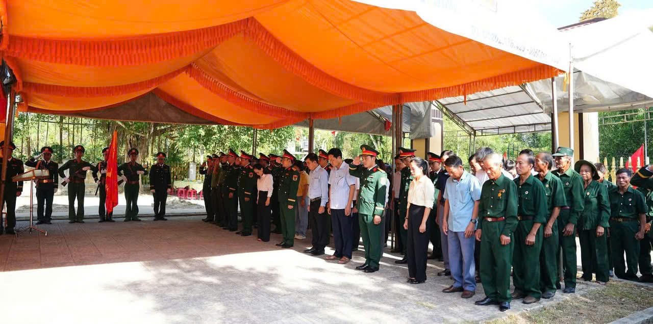 Các đại biểu dành phút mặc niệm tri ân các anh hùng liệt sĩ.