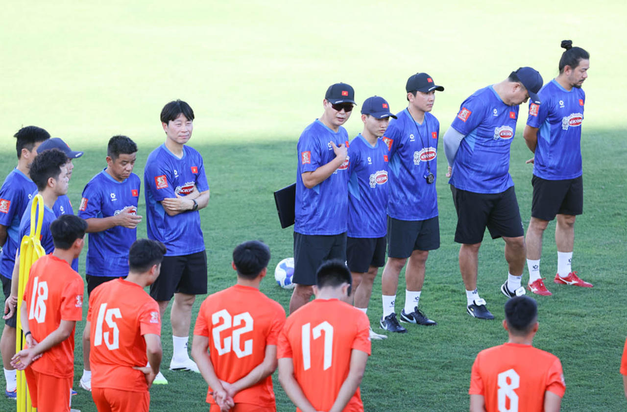 Huấn luyện viên Kim Sang Sik dùng đội hình mạnh để đá AFF Cup 2026