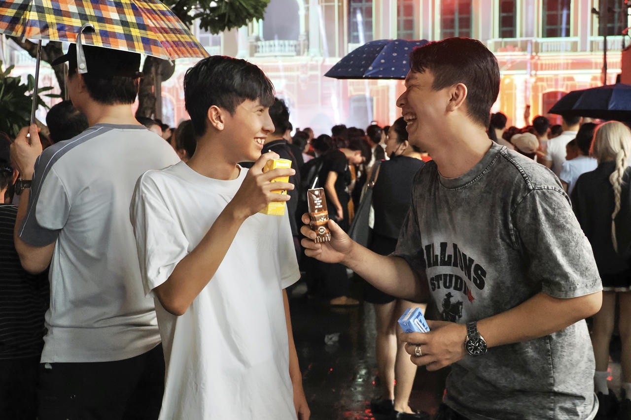 Nhờ đó, sữa tươi Vinamilk 100% là thương hiệu sữa tươi duy nhất tại Việt Nam đạt cú đúp giải thưởng quốc tế danh giá: chứng nhận An toàn & tinh khiết chuẩn Mỹ từ Clean Label Project và giải thưởng Vị ngon thượng hạng quốc tế (Superior Taste Award) (*tính từ năm 2022 đến ngày 23/03/2026, theo kết quả nghiên cứu thứ cấp trên các website của tổ chức International Taste Institute và Clean Label Project).