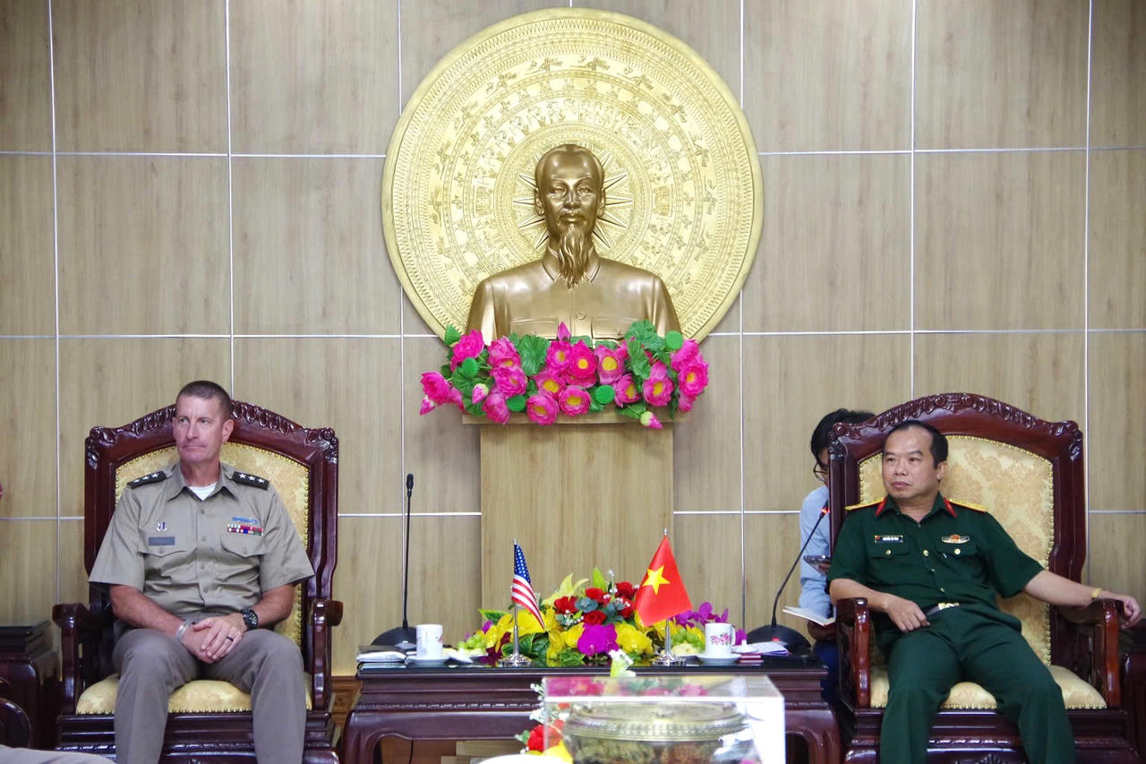 Đại tá Nguyễn Tài Tình, Phó Chỉ huy trưởng - Tham mưu trưởng Bộ CHQS tỉnh chủ trì đón tiếp Đoàn Lục quân Hoa Kỳ Thái Bình Dương đến thăm và làm việc tại Bộ CHQS tỉnh.