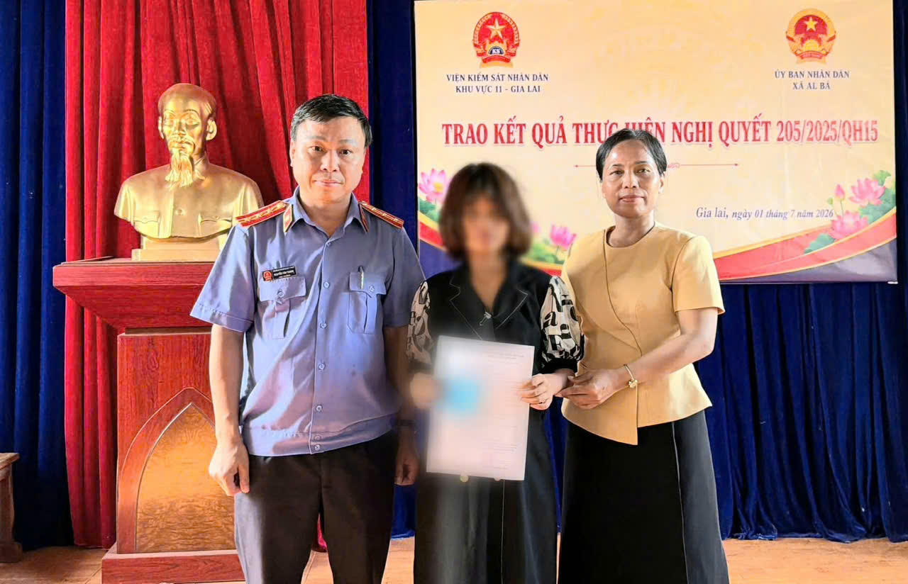 Đại diện VKSND khu vực 11 trao giấy xác nhận khuyết tật và các quyết định hưởng chế độ trợ giúp xã hội cho cháu L.