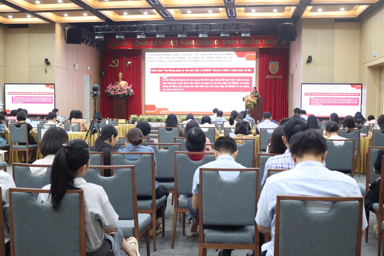 Báo cáo viên trình bày tại Hội nghị