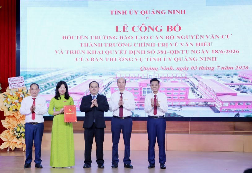  Ông Quản Minh Cường - Ủy viên Trung ương Đảng, Bí thư Tỉnh ủy Quảng Ninh, Trưởng Đoàn ĐBQH tỉnh, trao Quyết định cho Ban Giám hiệu Trường Chính trị Vũ Văn Hiếu.