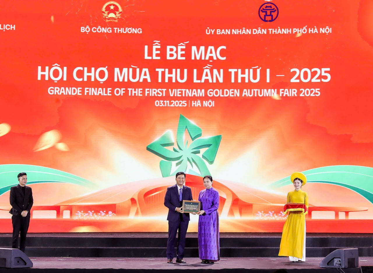 Tại sự kiện Lễ bế mạc Hội chợ mùa thu lần thứ I năm 2025 tại Hà Nội, Tổng Giám đốc Agribank Phạm Toàn Vượng trao 10 tỷ đồng hỗ trợ an sinh xã hội nhằm chung tay cùng cả nước hỗ trợ đồng bào khắc phục hậu quả nặng nề do mưa lũ.