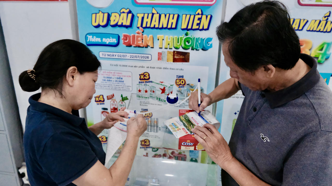 Khách hàng hào hứng tham gia chương trình Thẻ cào may mắn với hàng chục nghìn phần quà hấp dẫn